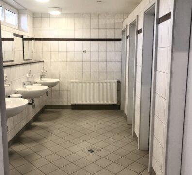 Wasch- und Duschbereich Damen Küstencamp Campingplatz Ruegen